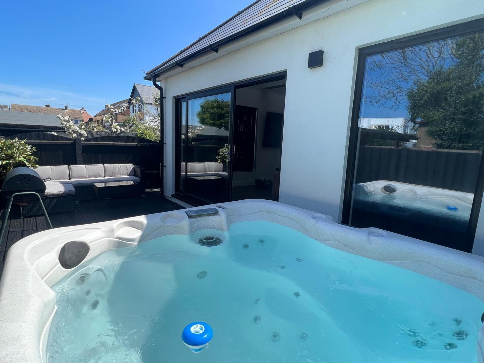 The Broadway Beach House With Hot Tub Herne Bay Eksteriør billede