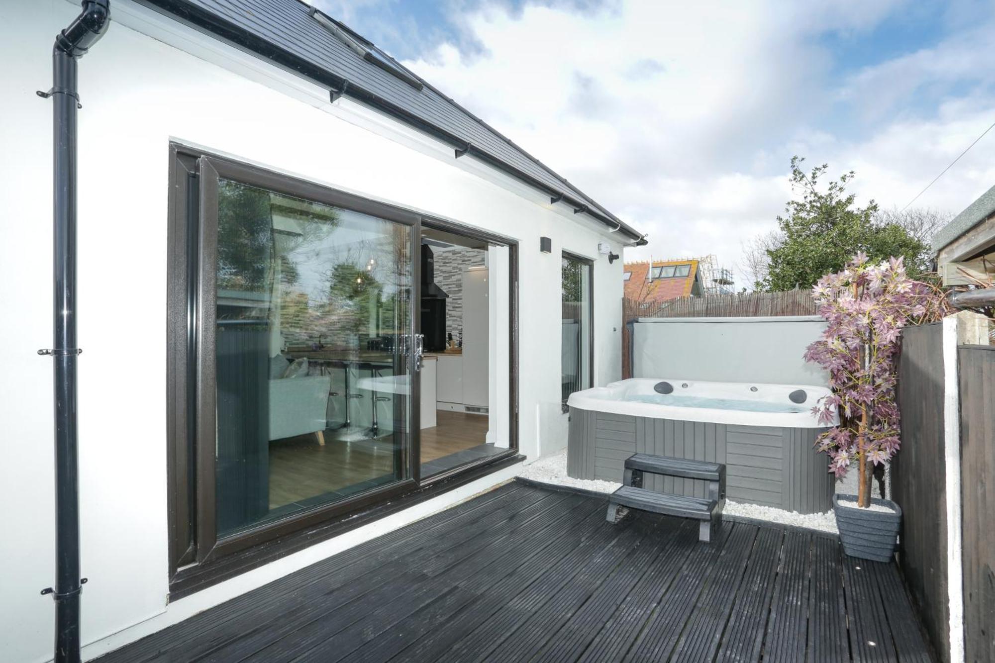 The Broadway Beach House With Hot Tub Herne Bay Eksteriør billede